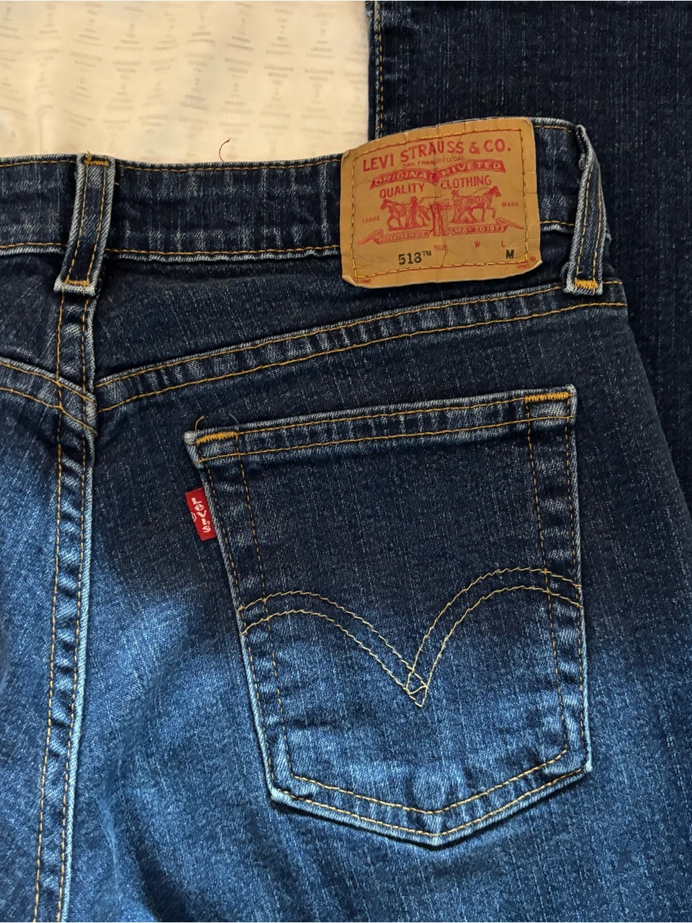 Y2K Lowrise Levi's 518 Straight Dark Blue Jeans with Signature Red Tab - Picture 2 of 6